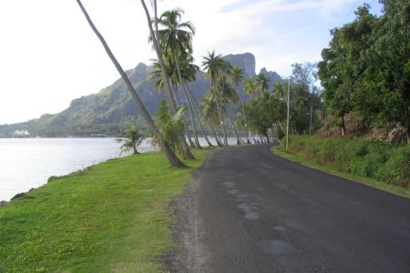 19_Bora Bora_pot od hotelskega naselja.jpg