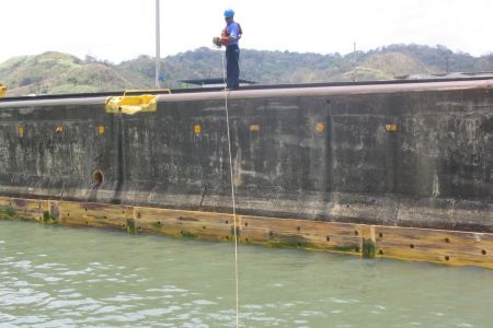 08_Panamski kanal_pomocnik na zapornici01.jpg